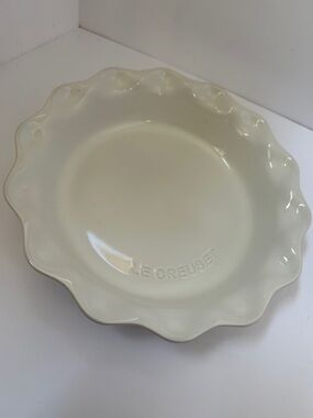 Le Creuset Cream Ruffled Ceramic Pie Plate